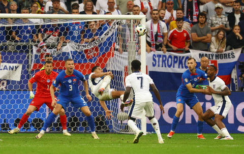 Jude Bellingham mencetak gol dalam pertandingan 16 besar Piala Eropa 2024 antara Inggris vs Slovakia, Minggu (30/6/2024). Foto: Kai Pfaffenbach/REUTERS