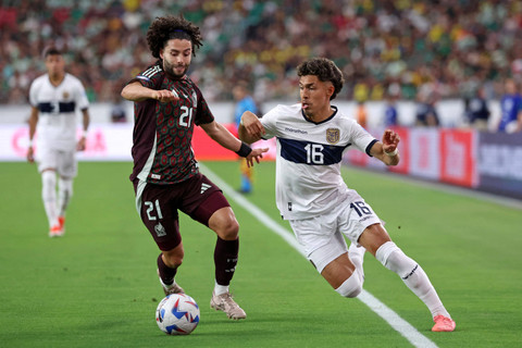 Pemain Timnas Meksiko Cesar Huerta berebut bola dengan pemain Timnas EkuadorJeremy Sarmiento pada pertandingan Grup B Copa America 2024 di State Farm Stadium, Glendale, Arizona, Amerika Serikat, Senin (1/7/2024). Foto: Chris CODUTO/AFP
