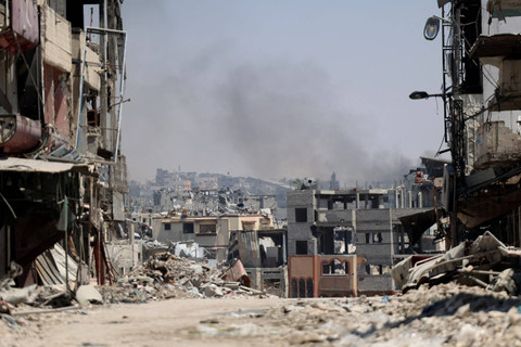 Asap mengepul selama serangan Israel di distrik Shujaiya, Kota Gaza pada 28 Juni 2024. Foto: OMAR AL-QATTAA/AFP