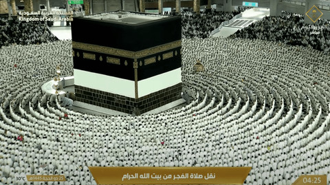 Salat subuh di Masjidil Haram pada Senin (1/7/2024) pagi, jemaah pria berkain ihram memenuhi mataf, Foto: YouTube/Qurangovsa