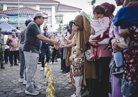 Bupati Jember Hendy Siswanto saat menyerahkan bantuan vitamin dan sembako kepada ibu-ibu untuk mencegah bayi stunting. Foto: Dok. Istimewa