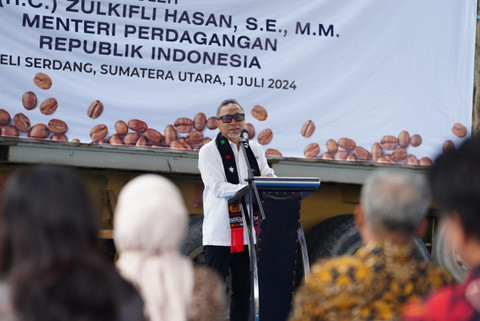Mendag Zulhas pada pelepasan ekspor kopi milik PT Ujang Jaya Internasional tujuan Amerika Serikat di Deli Serdang, Sumatera Utara, Senin (1/7/2024). Foto: Dok. Istimewa