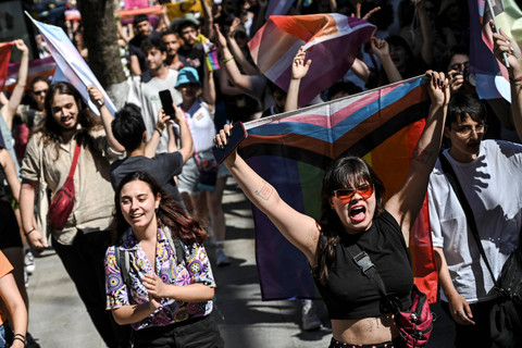 Demonstran menghadiri unjuk rasa LGBTQ di distrik Kadikoy, Istanbul, Turki, Minggu (30/6/2024). Foto: KEMAL ASLAN / AFP
