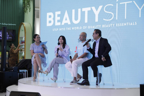 Direktur MRA Media Mita Soedarjo, Director of Business Development MRA Media Iwet Ramadhan, dan Head of Product Management UOB Indonesia Novi Syailendra Roesli dalam konferensi pers pembukaan Beautysity Jumat (27/6). 