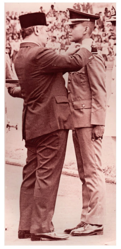 Prabowo mendapat tanda pangkat dari Presiden Soeharto dalam upacara kelulusan Akabri. Foto: Instagram/@prabowo