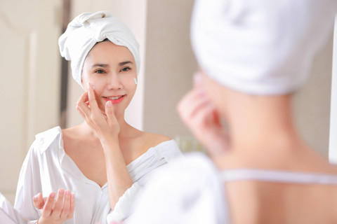 Ilustrasi memakai skincare setelah wudhu. Foto: Zyn Chakrapong/Shutterstock