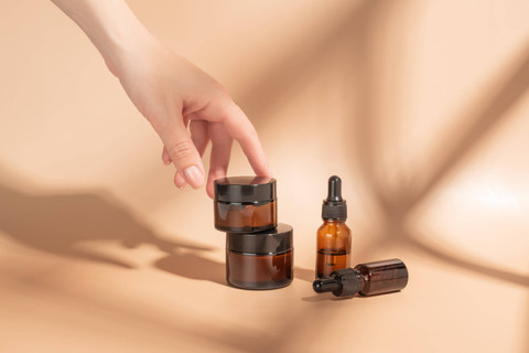Ilustrasi Menyimpan Skincare yang Benar. Foto: Irina Kvyatkovskaya/Shutterstock
