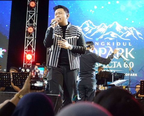 Denny Caknan sebagai salah satu bintang tamu dalam Gunungkidul Geopark Night Specta 6.0 (GNS) di Amphitheater Nglanggeran. Gunungkidul, Yogyakarta. Foto: Dok. Istimewa