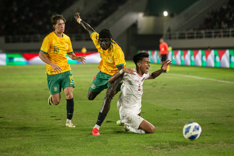 Pesepak bola Timnas Indonesia Evandra Florasta (kanan) terjatuh saat berebut bola dengan pesepak bola Timnas Australia Malual Kuir Malual (kedua kiri) pada pertandingan semifinal Piala AFF U-16 di Stadion Manahan, Solo, Jawa Tengah, Senin (1/7/2024). Foto: Mohammad Ayudha/ANTARA FOTO