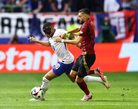 Kylian Mbappe dari Prancis beraksi dengan pemain Belgia Yannick Carrasco saat pertandingan Prancis melawan Belgia pada Piala Eropa 2024 di Dusseldorf Arena, Dusseldorf, Jerman, Senin (1/7/2024). Foto: Thilo Schmuelgen/REUTERS 