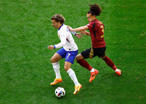 Pemain Prancis Antoine Griezmann beraksi dengan pemain Belgia Arthur Theate saat pertandingan Prancis melawan Belgia pada Piala Eropa 2024 di Dusseldorf Arena, Dusseldorf, Jerman, Senin (1/7/2024). Foto: Leon Kuegeler/REUTERS 