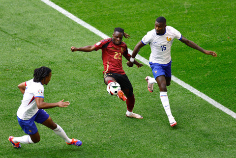 Pemain Belgia Jeremy Doku beraksi dengan pemain Prancis Marcus Thuram saat pertandingan Prancis melawan Belgia pada Piala Eropa 2024 di Dusseldorf Arena, Dusseldorf, Jerman, Senin (1/7/2024). Foto: Leon Kuegeler/REUTERS 