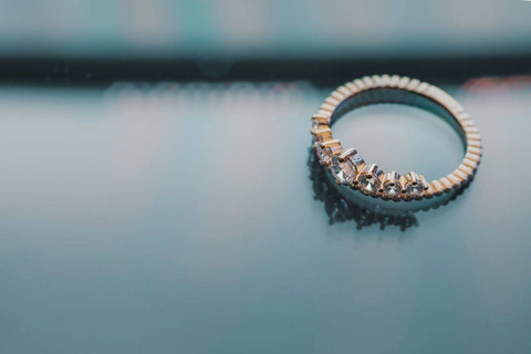 Ilustrasi untuk buku nikah istri warna apa? SUmber: pexels.com/FOX