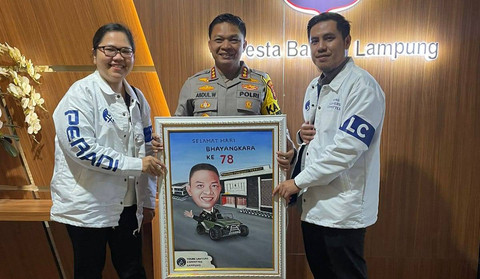 YLC Peradi Bandar Lampung Saat memberikan penghargaan kepada Kapolresta Bandar Lampung, Kombes Pol Abdul Waras. | Foto: Istimewa
