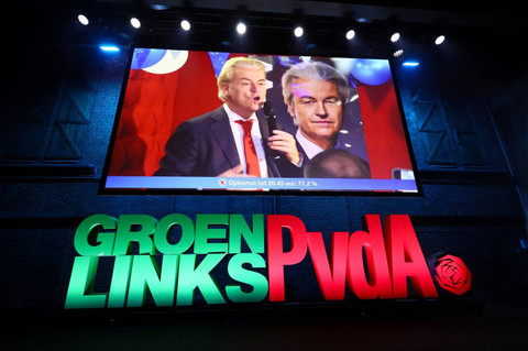 Geert Wilders, muncul di layar para pendukung aliansi PvDA/GL, pesaing partai PVV pimpinan Wilders. Foto: REUTERS/Wolfgang Rattay