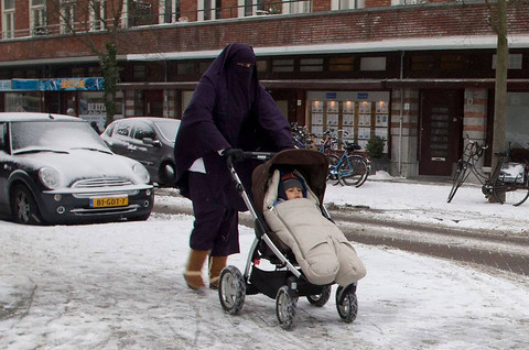 Seorang wanita muslim dan bayinya di Amsterdam, Belanda. Foto: AP/Peter Dejong