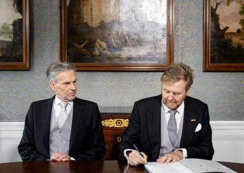 Raja Willem-Alexander (kanan) dan Dick Schoof, PM baru Belanda (kiri) di istana Huis ten Bosch, Den Haag, 2 Juli 2024. Foto: Remko De Waal/AFP