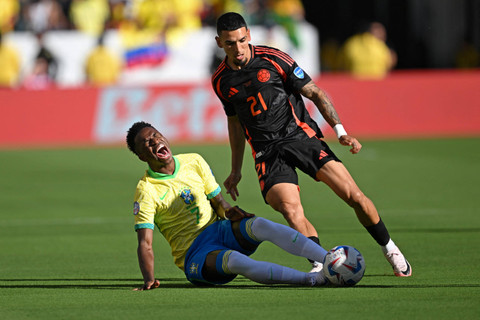 Pemain Timnas Brasil Vinicius Junior berebut bola dengan pemain Timnas Kolombia Daniel Munoz pada pertandingan Copa America 2024 di Stadion Levi's, Santa Clara, California, Amerika Serikat, Rabu (3/7/2024). Foto: Patrick T. Fallon / AFP