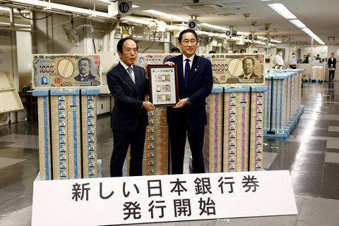 Perdana Menteri Jepang Fumio Kishida bersama Gubernur Bank of Japan (BOJ) Kazuo Ueda menunjukkan uang kertas baru 10.000 yen, 5.000 yen dan 1.000 yen mulai diedarkan, di kantor pusat BOJ di Tokyo, Jepang, Rabu (3/7/2024). Foto: Takahiko Wada/REUTERS