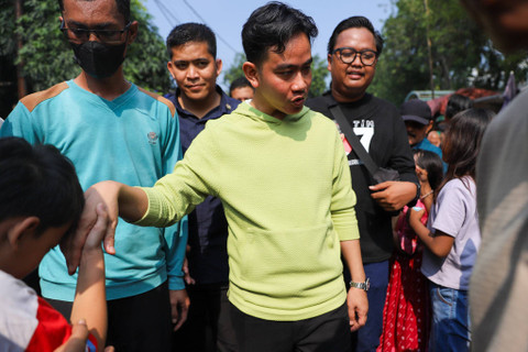 Wakil Presiden terpilih Gibran Rakabuming Raka blusukan di Pasar Nangka Bungur, Jakarta Pusat, Rabu (3/7/2024). Foto: Iqbal Firdaus/kumparan