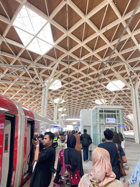 Keramaian Whoosh di Stasiun Halim, Jakarta Timur. Foto: Rizki Alif Al-Hikam