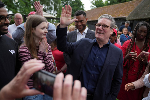 Pemimpin Partai Buruh Inggris Keir Starmer saat kampanye di pemilu di sebuah pub dekat Milton Keynes, Inggris, Senin (1/7/2024).. Foto: Jon Super/AP Photo