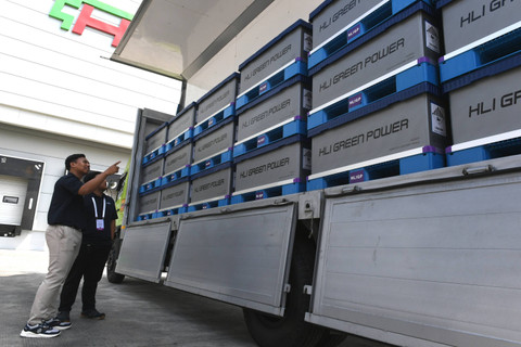 Pekerja menunjukkan kontainer yang berisi kemasan sel baterai di pabrik baterai&nbsp;kendaraan listrik PT Hyundai LG Industry (HLI) Green Power usai diresmikan di Karawang, Jawa Barat, Rabu (3/7/2024). Foto: Hafidz Mubarak A/ANTARA FOTO