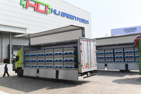 Pekerja berjalan di dekat kontainer yang berisi kemasan sel baterai di pabrik baterai kendaraan listrik PT Hyundai LG Industry (HLI) Green Power usai diresmikan di Karawang, Jawa Barat, Rabu (3/7/2024). Foto: Hafidz Mubarak A/ANTARA FOTO