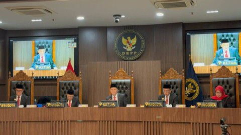 Pembacaan sidang putusan perkara tindak asusila Ketua KPU, Hasyim Asyari kepada anggota PPLN Den Haag, Beland di ruang sidang DKPP, Jakarta, Rabu (3/7/2024).  Foto: Luthfi Humam/kumparan