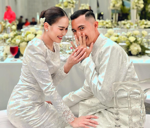 Ayu Ting Ting saat lamaran dengan Muhammad Fardhana. Foto: Istimewa