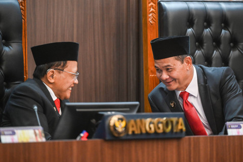 Ketua DKPP Heddy Lugito berbincang dengan anggota DKPP J Kristiadi di sela sidang pembacaan putusan perkara dugaan pelanggaran Kode Etik Penyelenggara Pemilu dengan terlapor Ketua KPU RI Hasyim Asy'ari di Ruang Sidang DKPP, Jakarta, Rabu (3/7/2024). Foto: Rivan Awal Lingga/ANTARA FOTO