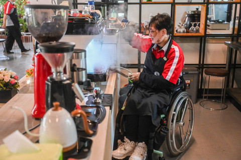 Peserta mengikuti pelatihan barista di Pusat Pelatihan Kerja Daerah (PPKD) Jakarta Timur, Rabu (3/7/2024). Foto: Rivan Awal Lingga/ANTARA FOTO