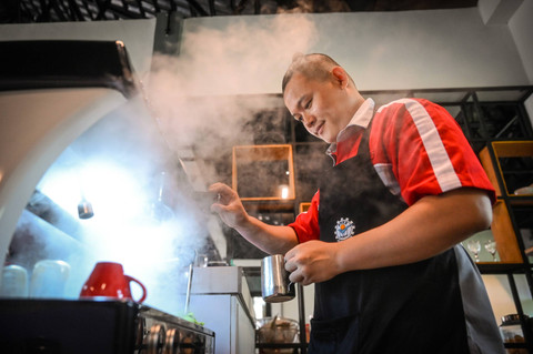 Peserta mengikuti pelatihan barista di Pusat Pelatihan Kerja Daerah (PPKD) Jakarta Timur, Rabu (3/7/2024). Foto: Rivan Awal Lingga/ANTARA FOTO