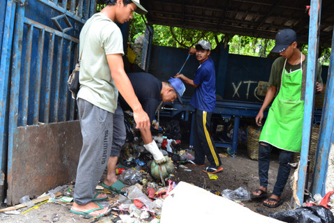 Suasana pemilahan sampah plastik dan organik di Stasiun Peralihan antara Persampahan Kota Bandung. Dokumentasi: Mayang Suwita