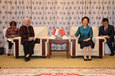 Menteri Ketenagakerjaan Indonesia Ida Fauziyah melakukan Courtesy Call dengan Menteri Sumber Daya Manusia dan Jaminan Sosial Republik Rakyat Tiongkok, Wang Xiaoping di Berijing, Rabu (3/7/2024). Foto: Dok. Kemnaker