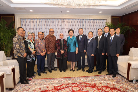 Rombongan Kementerian Ketenagakerjaan Indonesia melakukan Courtesy Call dengan Menteri Sumber Daya Manusia dan Jaminan Sosial Republik Rakyat Tiongkok, Wang Xiaoping di Beijing, Rabu (3/7/2024). Foto: Dok. Kemnaker