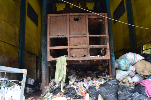 Kondisi mesin press limbah sampah yang sudah tidak berfungsi di Kota Bandung. Dokumentasi: Mayang Suwita