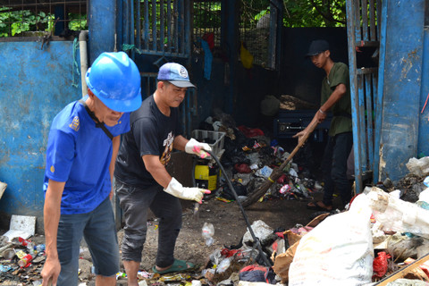 Suasana petugas bergotong royong saat memilah sampah. Dokumentasi: Mayang Suwita
