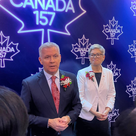 Duta Besar Kanada untuk Indonesia, Jess Dutton, bersama Duta Besar Kanda untuk ASEAN, Vicky Singmin, dalam konferensi pers Perayaan Hari Nasional Kanada ke-157 di Jakarta, Rabu (3/7/2024). Foto: Tiara Hasna/kumparan