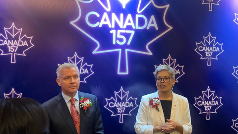 Duta Besar Kanada untuk Indonesia, Jess Dutton, bersama Duta Besar Kanda untuk ASEAN, Vicky Singmin, dalam konferensi pers Perayaan Hari Nasional Kanada ke-157 di Jakarta, Rabu (3/7/2024). Foto: Tiara Hasna/kumparan