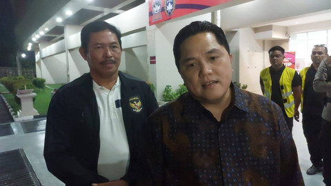 Ketum PSSI, Erick Thohir (kanan), saat ditemui di Stadion Manahan Solo pada 3 Juni 2024. Foto: kumparan