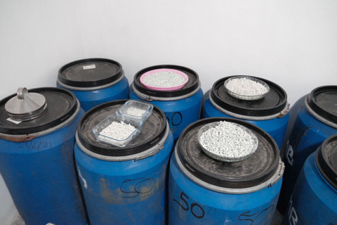 Barang bukti 1,2 ton MDMB-4en-PINACA, 25.000 butir ekstasi, 25.000 butir xanax, 40 kilogram bahan baku MDMB-4en-PINACA, dan bahan kimia yang menjadi bahan baku yang diamankan Bea Cukai dan Polri di Malang, Jawa Timut, Selasa (2/7/2024). Foto: Dok. Bea Cukai