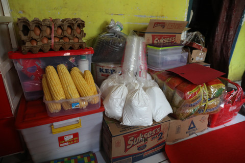 Sejumlah bantuan yang diberikan Menteri Sosial Tri Rismaharini untuk Ilham Ramadhan, siswa SD yang mengirim surat ke polisi untuk ditemani rapor asal Desa Bandasari, Kecamatan Cangkuang, Kabupaten Bandung, Jawa Barat, Rabu (3/7/2024). Foto: Dok. Istimewa