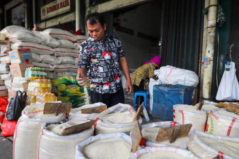Calon pembeli memilah beras di Pasar Induk Beras Cipinang, Jakarta, Kamis (4/7/2024). Foto: Iqbal Firdaus/kumparan