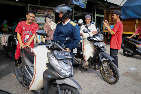 Pedagang melayani pembeli beras di Pasar Induk Beras Cipinang, Jakarta, Kamis (4/7/2024). Foto: Iqbal Firdaus/kumparan