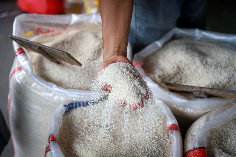 Calon pembeli memilah beras di Pasar Induk Beras Cipinang, Jakarta, Kamis (4/7/2024). Foto: Iqbal Firdaus/kumparan