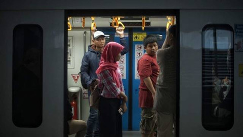 Beberapa pengguna Light Rail Transit di salah satu stasiun transit di Kota Palembang, Foto: arypriyanto/Urban Id