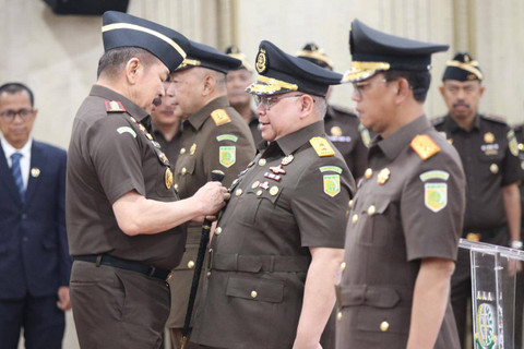 Jaksa Agung ST Burhanuddin melantik Narendra Jatna sebagai Jaksa Agung Muda Bidang Tata Usaha Negara (Jamdatun) di Gedung Utama Kejaksaan Agung, Jakarta, Kamis (4/7/2024). Foto: Kejagung