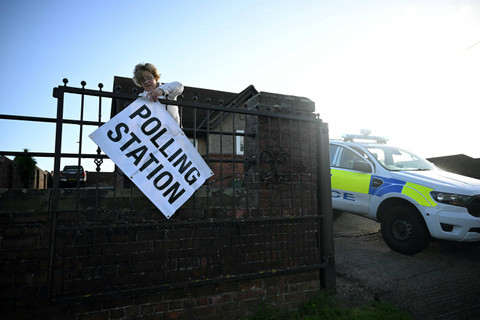 Petugas pemungutan suara mempersiapkan tempat pemungutan suara Pemilu Inggris 2024 di Kirby Sigston, utara Inggris, Kamis (4/7/2024). Foto: OLI SCARFF / AFP