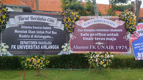 Sejumlah karangan bunga bela Prof Dr Budi Santoso dr SpOG (K) yang diberhentikan sebagai dekan FK Unair terpasang di halaman depan Kampus A, Unair Surabaya, Kamis (4/7/2024). Foto: Farusma Okta Verdian/kumparan